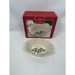 Lenox Holiday Pattern Oval Fluted Dish ‘Merry’ Holly Berries & Leaves 4.75" NEW